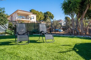 Property grounds - City Escape Apartment with Private Pool, Garden & Wi-Fi (Calafell)
