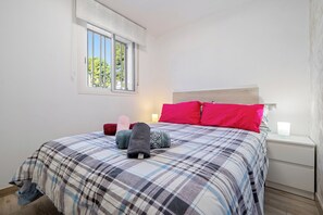 1 bedroom, iron/ironing board, free WiFi, bed sheets - Apartment "Escapada de Ciudad al Aire Libre" with Pool & Wi-Fi (Calafell)