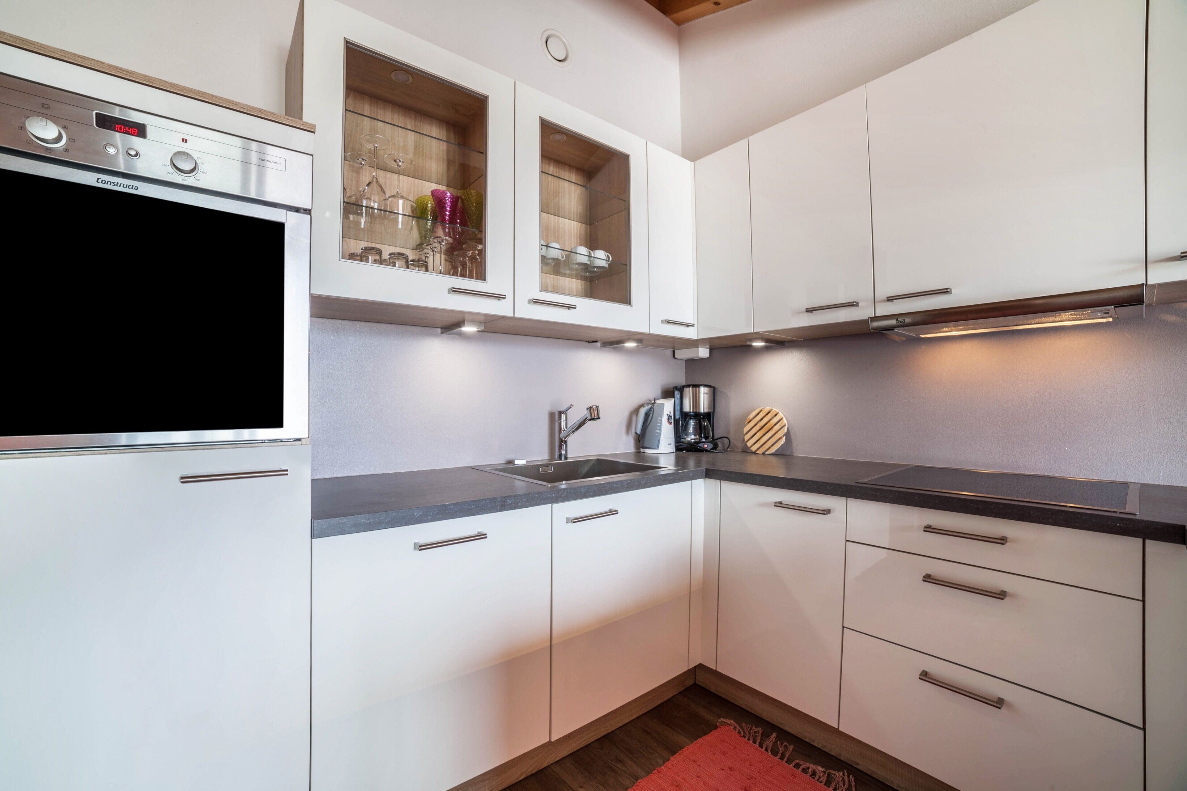Frigorifero, forno, piano cottura, lavastoviglie