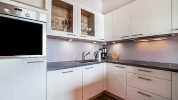 Frigorifero, forno, piano cottura, lavastoviglie