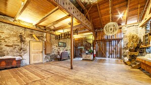 A rustic interior with wooden floors, stone walls, and a wooden ceiling. - Apartment "Sagschneiderhof Golden Delicious" with Mountain View, Whirlpool & Wi-Fi (Plaus)