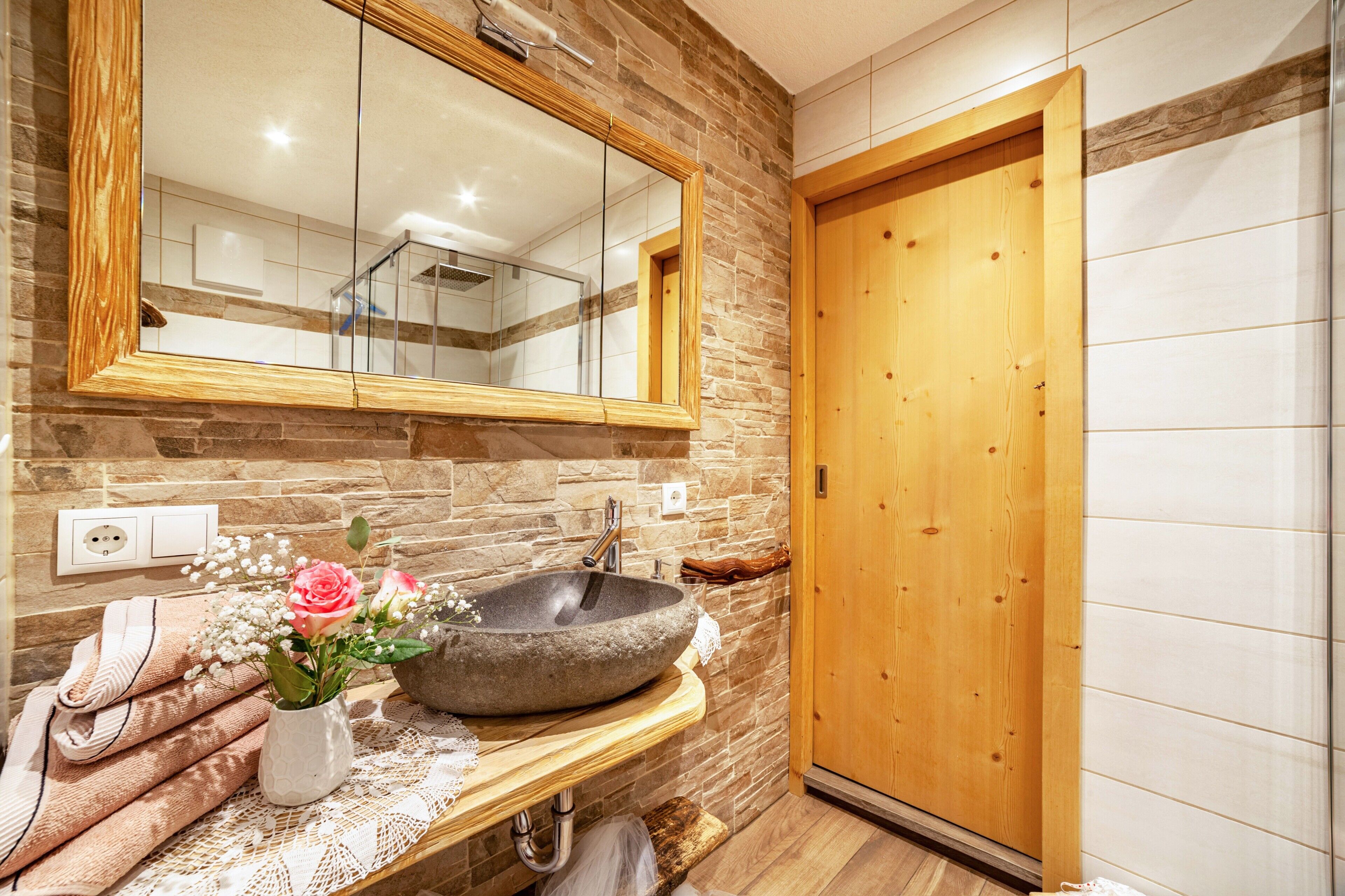 Dusche, kostenlose Toilettenartikel, Handtücher
