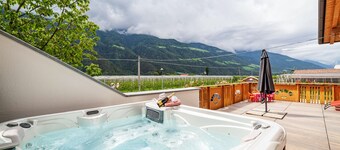 Apartment "Sagschneiderhof Golden Delicious" with Mountain View, Whirlpool & Wi-Fi