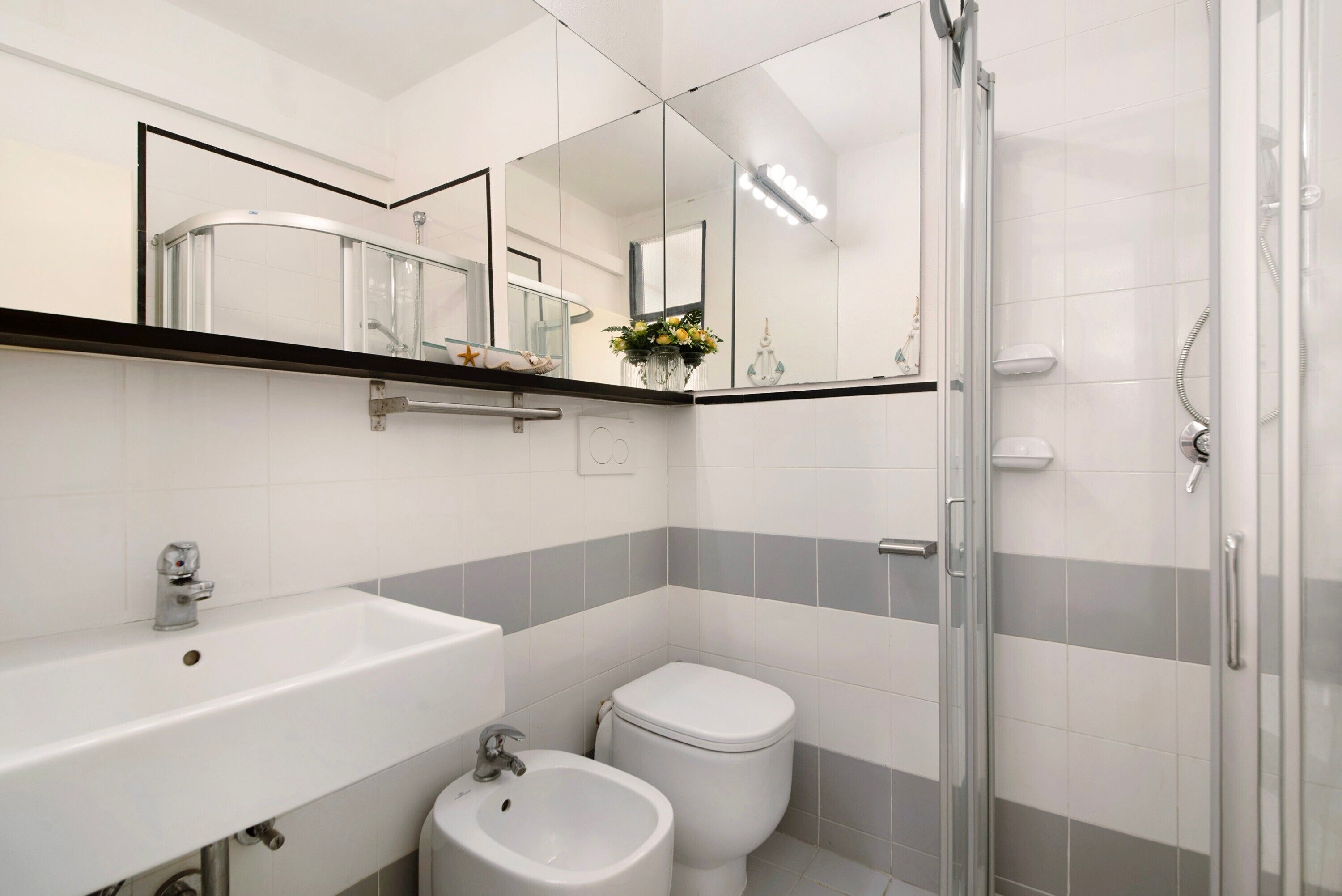Een douche, een haardroger, handdoeken