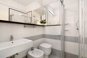 Een douche, een haardroger, handdoeken