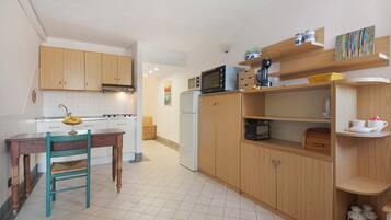 Réfrigérateur, micro-ondes, plaque de cuisson, lave-vaisselle