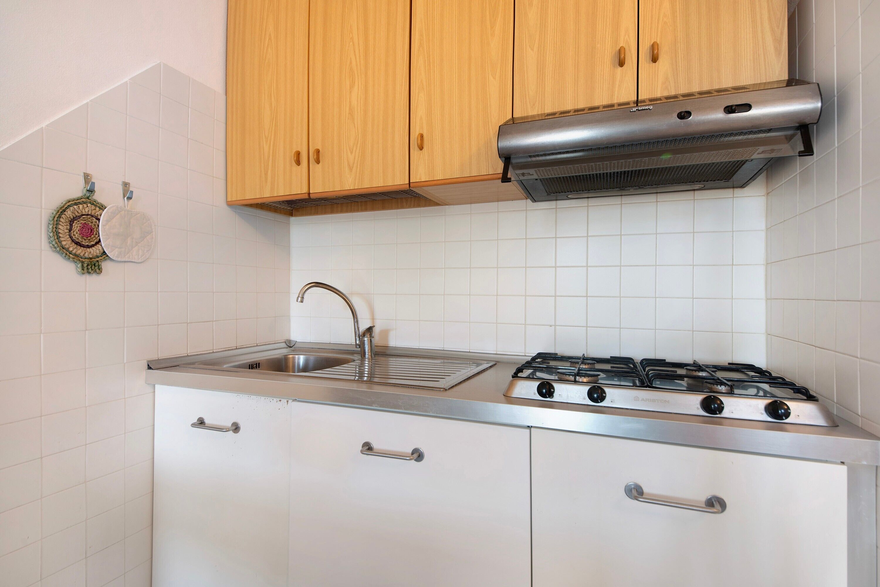 Een koelkast, een magnetron, een kookplaat, een vaatwasser