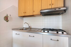 Kühlschrank, Mikrowelle, Herdplatte, Geschirrspüler