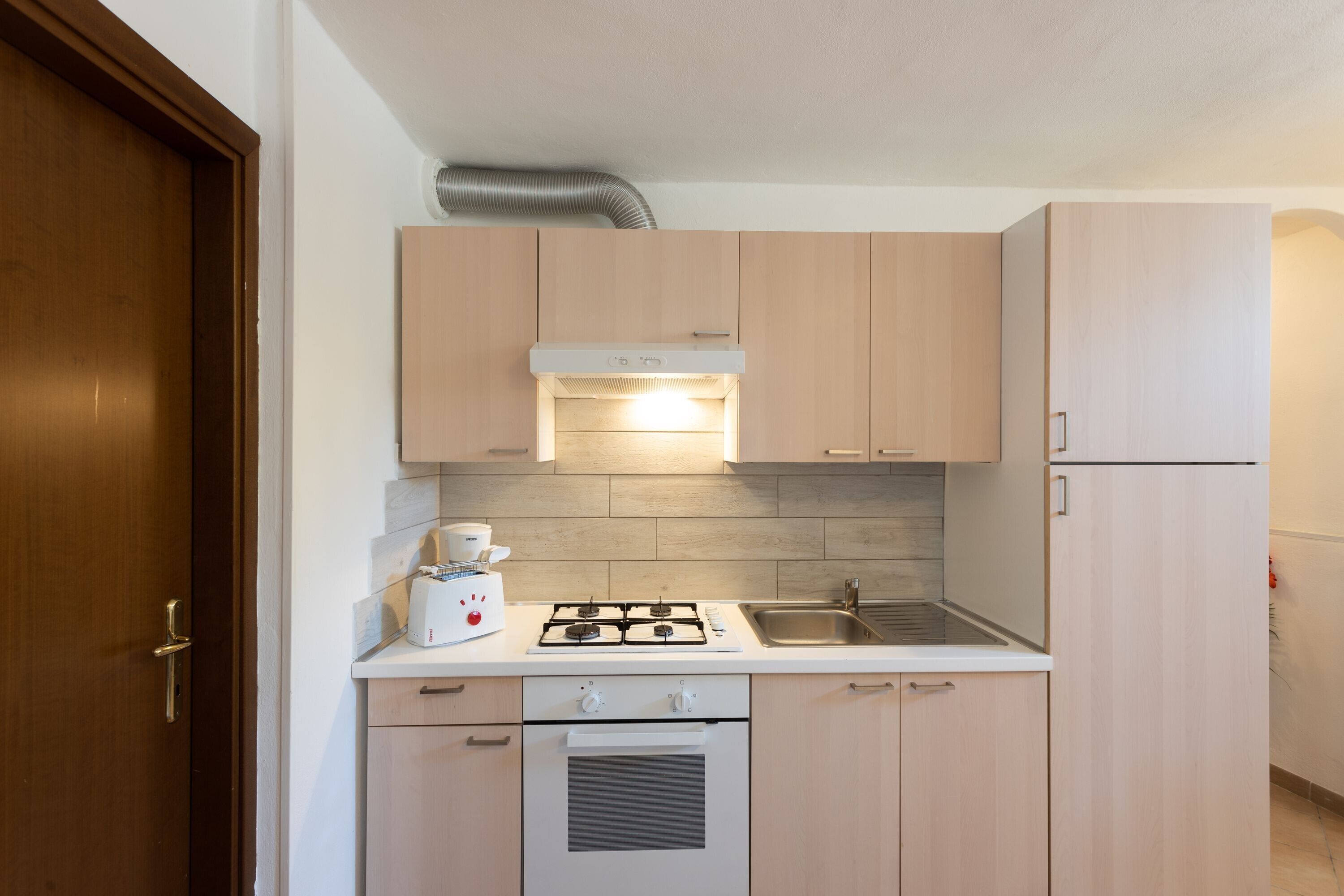 Een koelkast, een oven, een kookplaat, een koffiezetapparaat/waterkoker