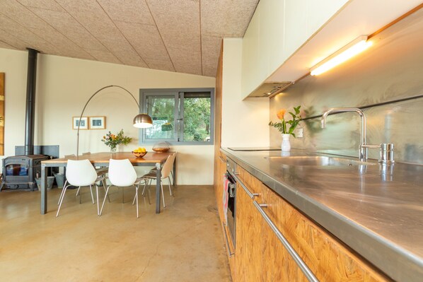 Fridge, oven, stovetop, coffee/tea maker