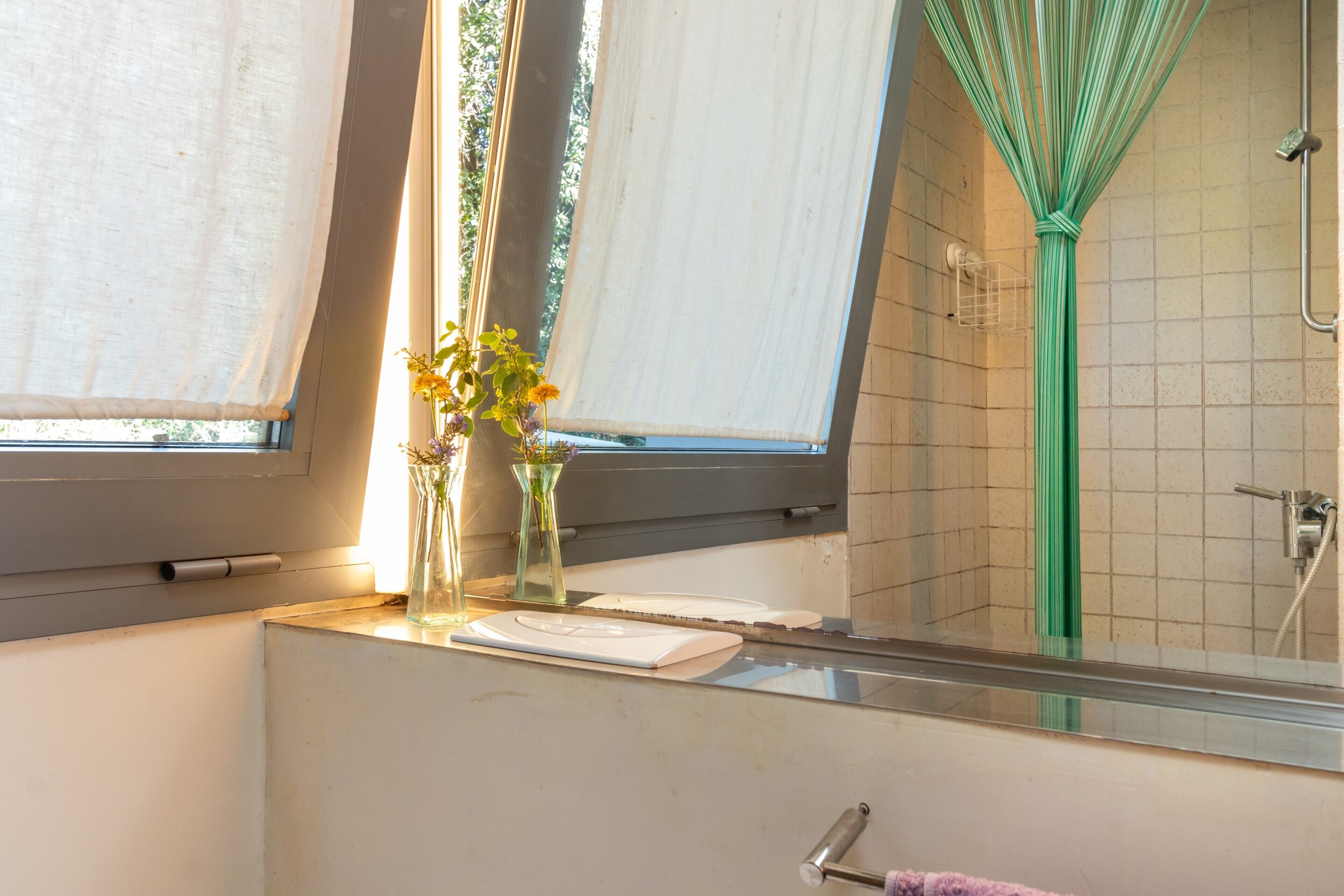 Een douche, een haardroger, handdoeken
