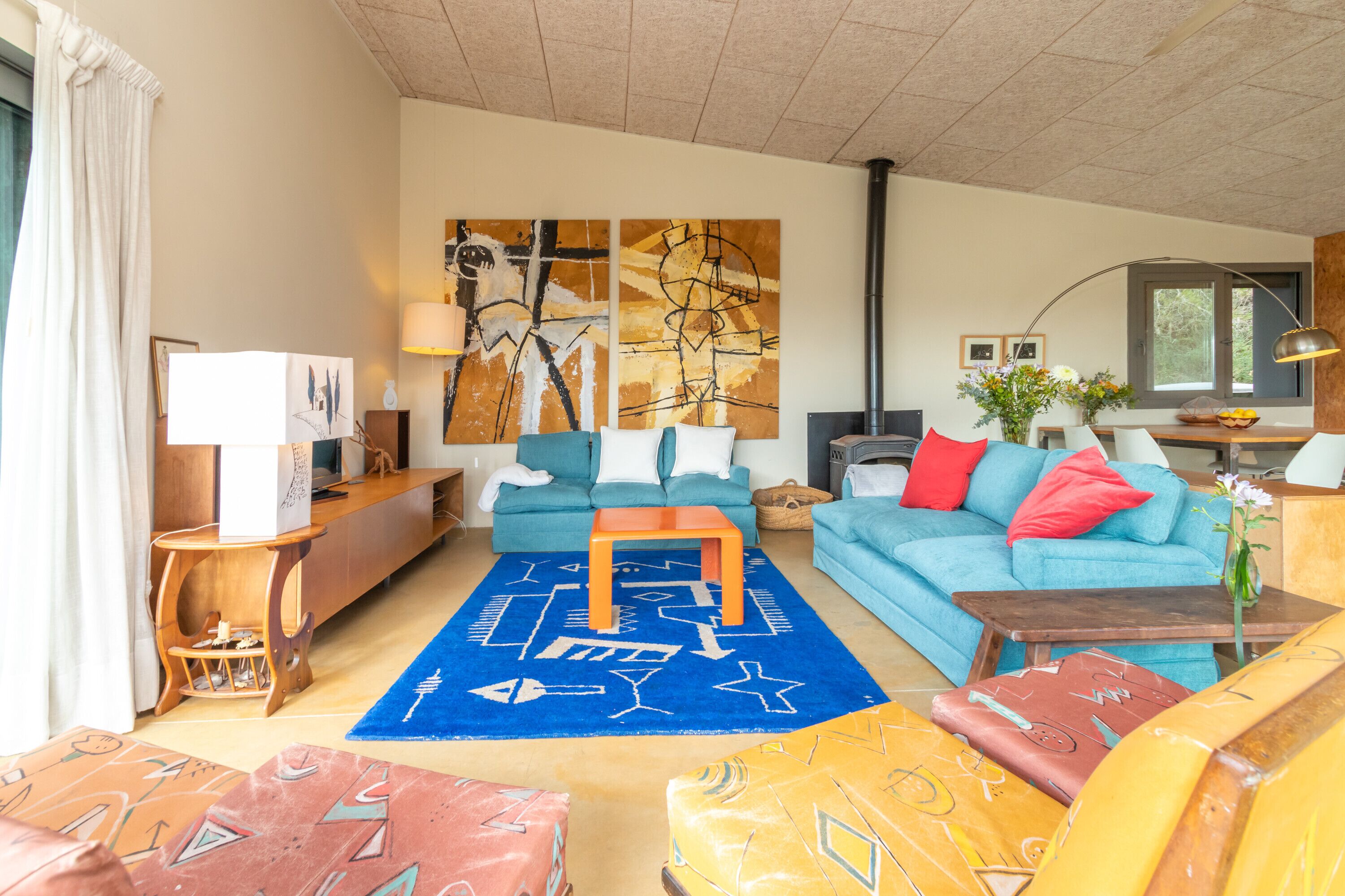 Télévision, cheminée, chaîne hi-fi