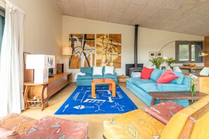 TV, caminetto, impianto stereo