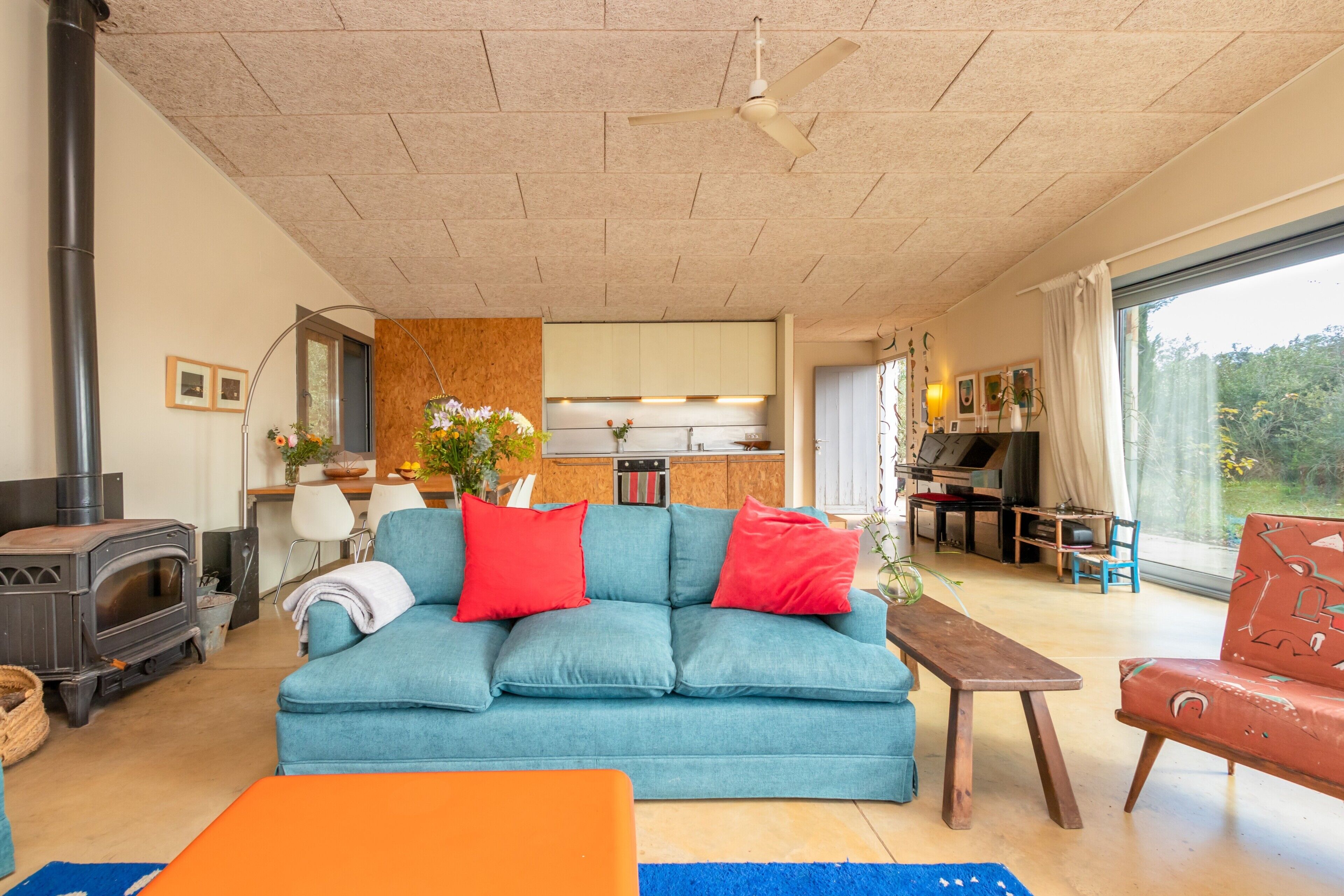 Een televisie, een open haard en een stereo