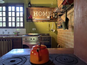 Een koelkast, een oven, een kookplaat, een koffiezetapparaat/waterkoker