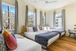 5 Schlafzimmer, Schreibtisch, Bügeleisen/Bügelbrett, Reisekinderbett