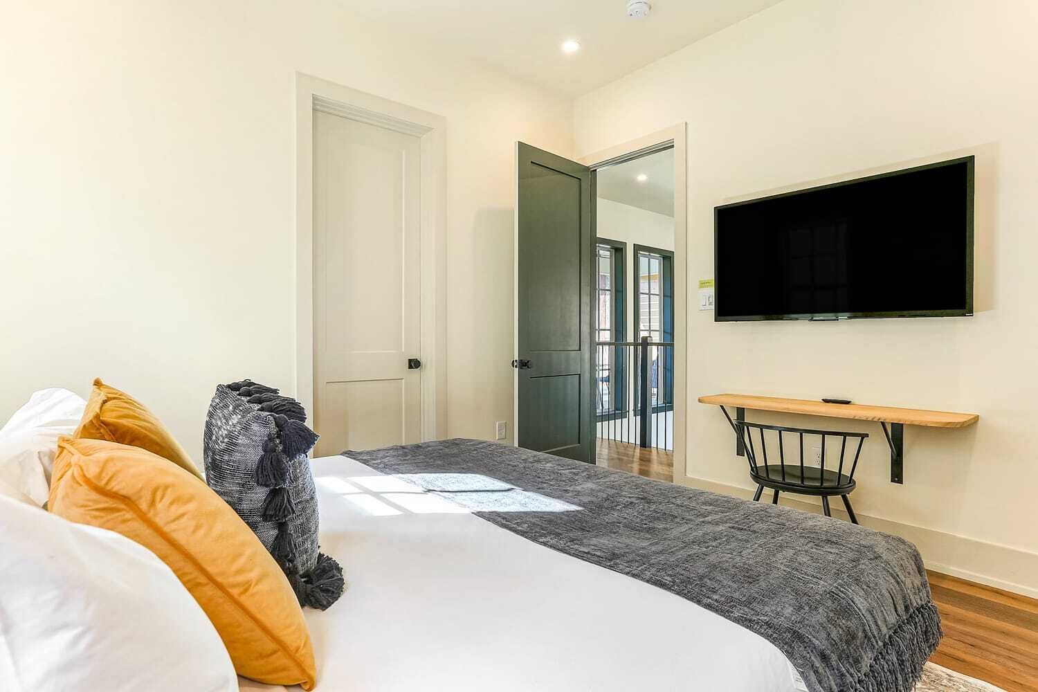 5 bedrooms, desk, iron/ironing board, travel crib