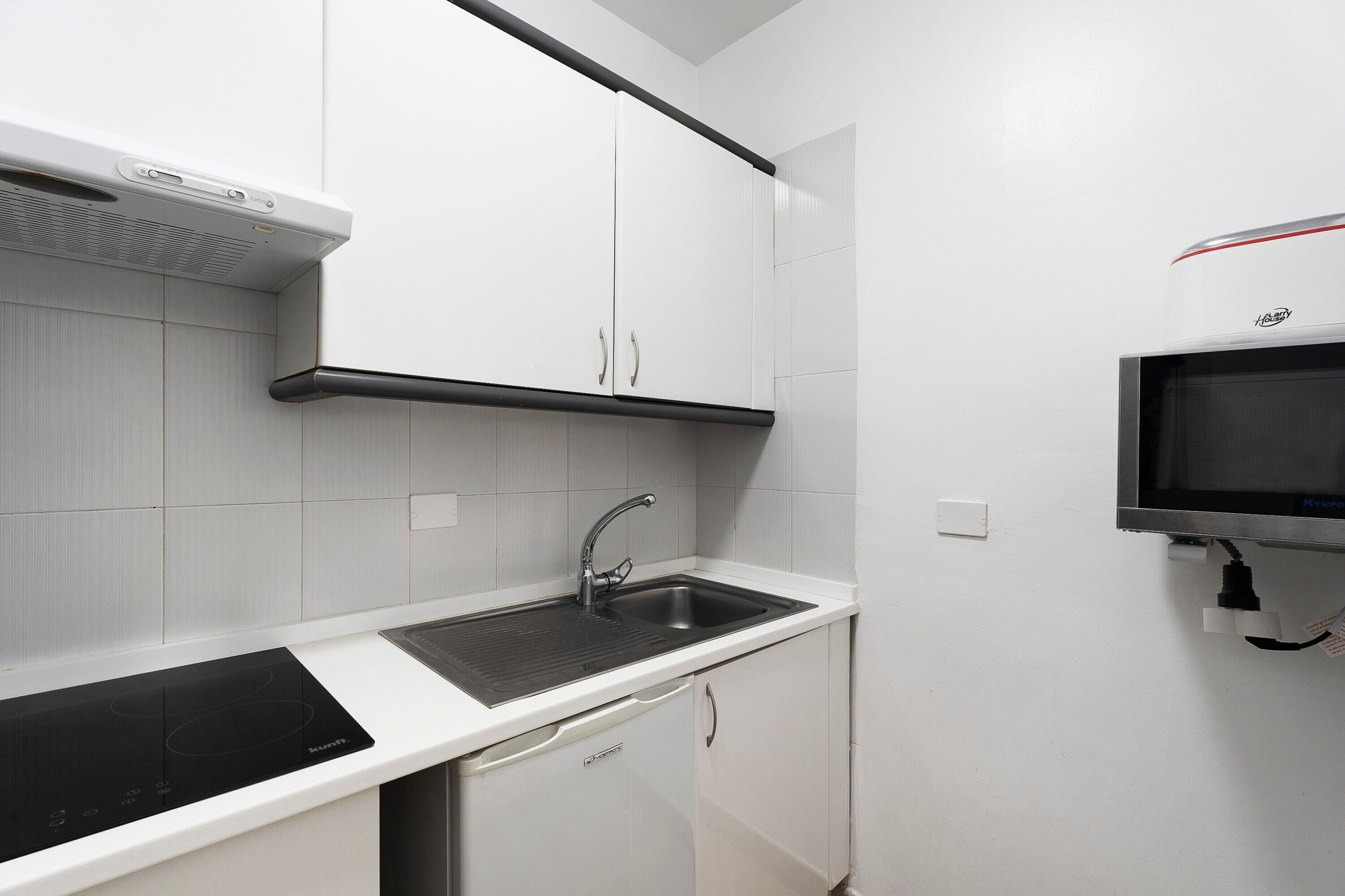 Een koelkast, een magnetron, een kookplaat