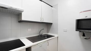 Een koelkast, een magnetron, een kookplaat