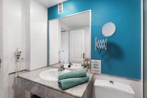 Badewanne, Haartrockner, Handtücher