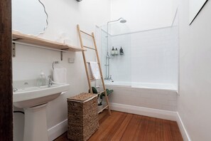 Hair dryer, towels, shampoo - Ohio House. (Launceston)