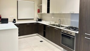 Apartment (1 Bedroom) | Private kitchen | Microwave, oven, stovetop, toaster - Stunning Stay Park View JVC -1bed With Balcony (Dubai)