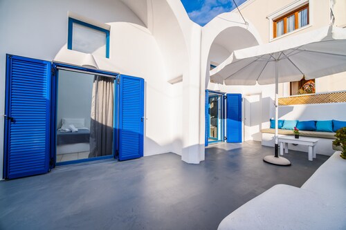 Villa with private jaccuzi at the center of Fira Town