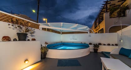 Villa with private jaccuzi at the center of Fira Town