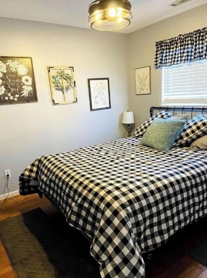 3 habitaciones, tabla de planchar con plancha, wifi y ropa de cama 