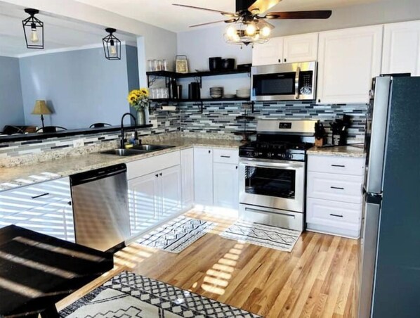 Refrigerador, microondas, horno y parrilla de estufa 