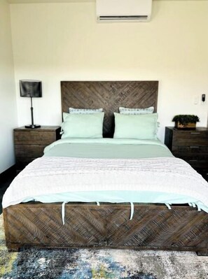 2 bedrooms, desk, iron/ironing board, WiFi
