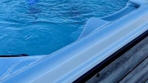 Een hottub met een helder uitzicht op het omliggende landschap.