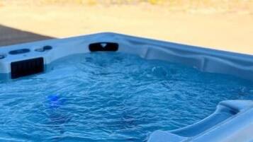 Banyera d'hidromassatge a l'aire lliure