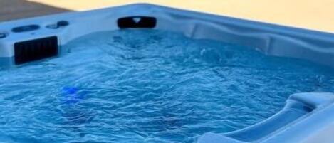 Tina de hidromasaje al aire libre