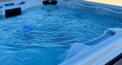 Hidden Ivancie Cabin on Vineyard with Hot Tub