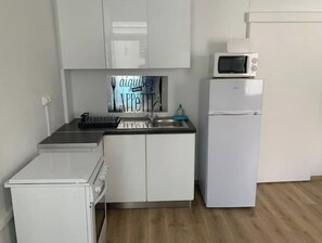 Geladeira, micro-ondas, fogão, chaleira elétrica