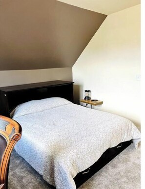 2 bedrooms, desk, WiFi, bed sheets