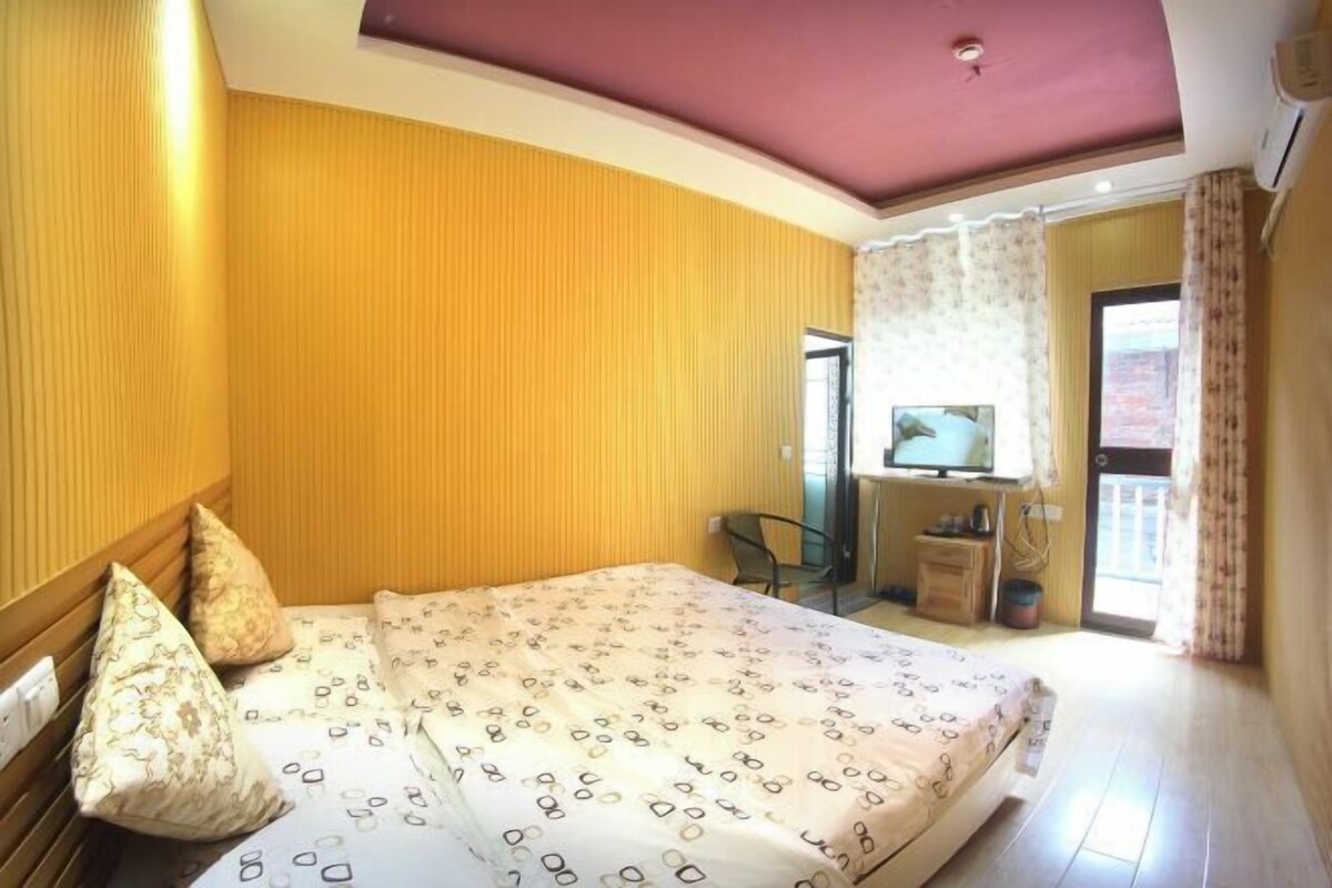 Una habitació amb llit, escriptori i televisió.