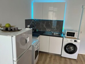 Een koelkast, een magnetron, een oven, een koffiezetapparaat/waterkoker