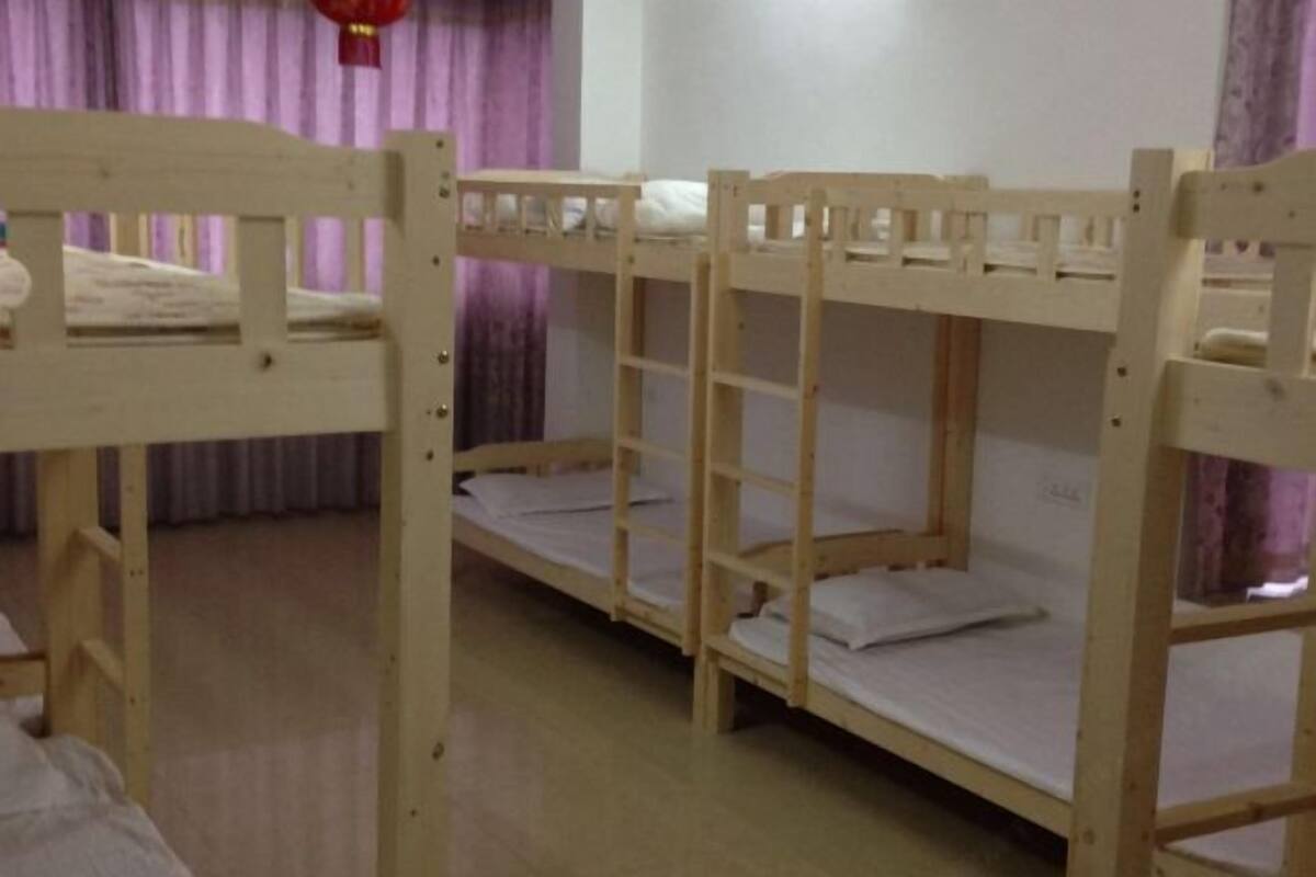 Ein Zimmer mit Etagenbetten und einem Vorhang.