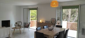 Dining - Pleasant house in a quiet area, swimming pool, air conditioning, WIFI, max 12 pers. (Uchaux)