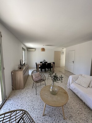 Interior - Pleasant house in a quiet area, swimming pool, air conditioning, WIFI, max 12 pers. (Uchaux)