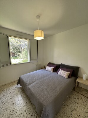 5 bedrooms, travel cot, free WiFi, bed sheets - Pleasant house in a quiet area, swimming pool, air conditioning, WIFI, max 12 pers. (Uchaux)