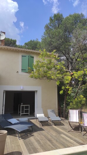 Terrace/patio - Pleasant house in a quiet area, swimming pool, air conditioning, WIFI, max 12 pers. (Uchaux)