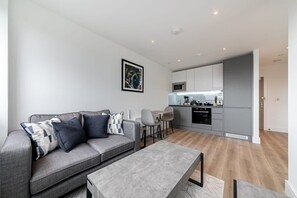 TV, offices - Bright & Modern Studio Apartment in East Grinstead (East Grinstead)