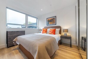 Desk, iron/ironing board, WiFi, bed sheets
