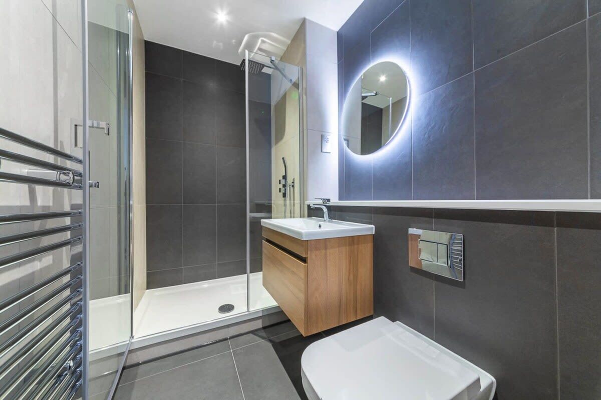 Shower, hair dryer, towels, shampoo