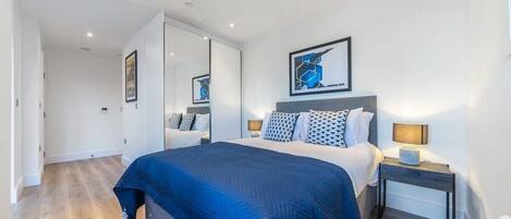 Escrivaninha, ferros/tábuas de passar roupa, Wi-Fi, roupa de cama