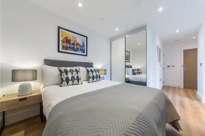 办公桌、熨斗/熨衣板、WiFi、床单