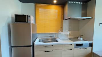Fridge, microwave, stovetop, cookware/dishes/utensils